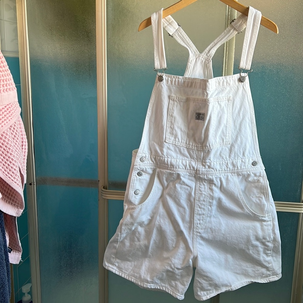 White Levi’s boyfriend overalls
